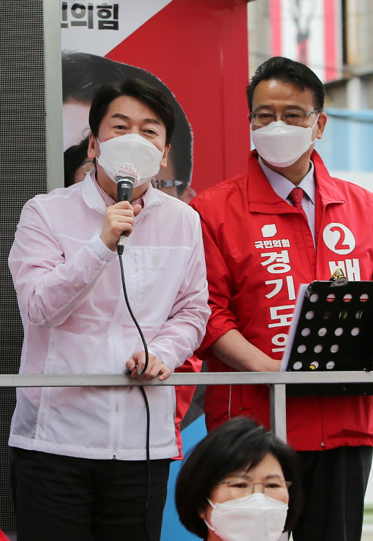 안철수 국민의당 대표. 사진은 지난 4일 경기도 구리전통시장 앞에서 광역의원 재보궐선거 국민의힘 백현종 후보 지원 유세를 펼치는 모습. 연합뉴스.